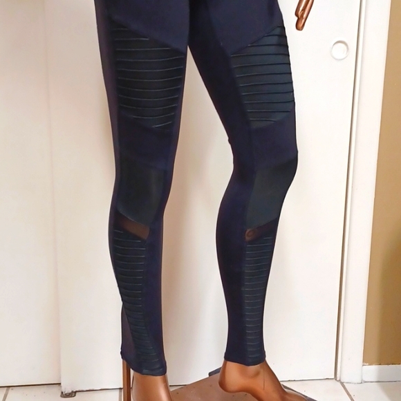 alo Yoga Moto Style Leggings - Picture 4 of 5